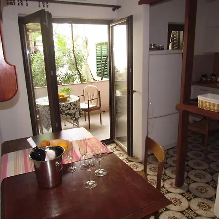 Seafront Apt Riva Apartman *