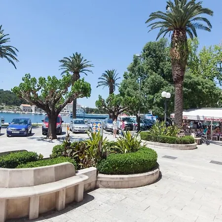 Seafront Apt Riva Apartman